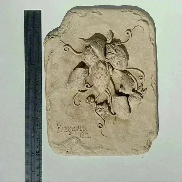 Stunning clay bas relief wild strawberries wall hanging sculpture - Picture 6 of 6